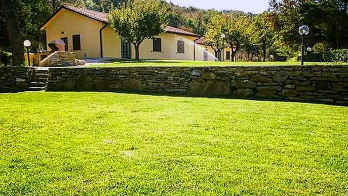 Agriturismo con PISCINA “Sotto il Colle” – PRODUZIONE olio extavergine d’oliva – CEREALI e SPEZIE – Assisi